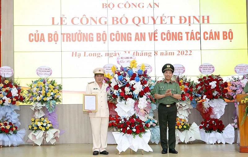 Thứ trưởng Bộ Công an trao quyết định cho Đại tá Đinh Văn Nơi.
