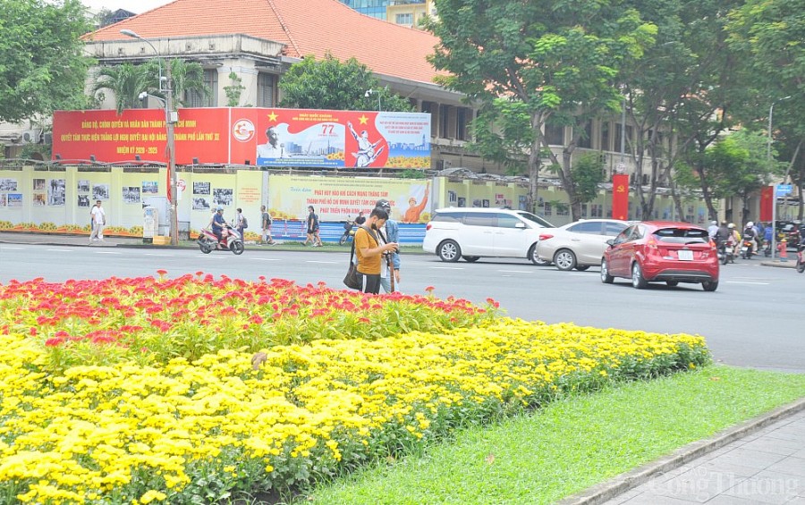 TP. Hồ Chí Minh: Đường phố rực rỡ cờ hoa chào mừng Tết Độc lập