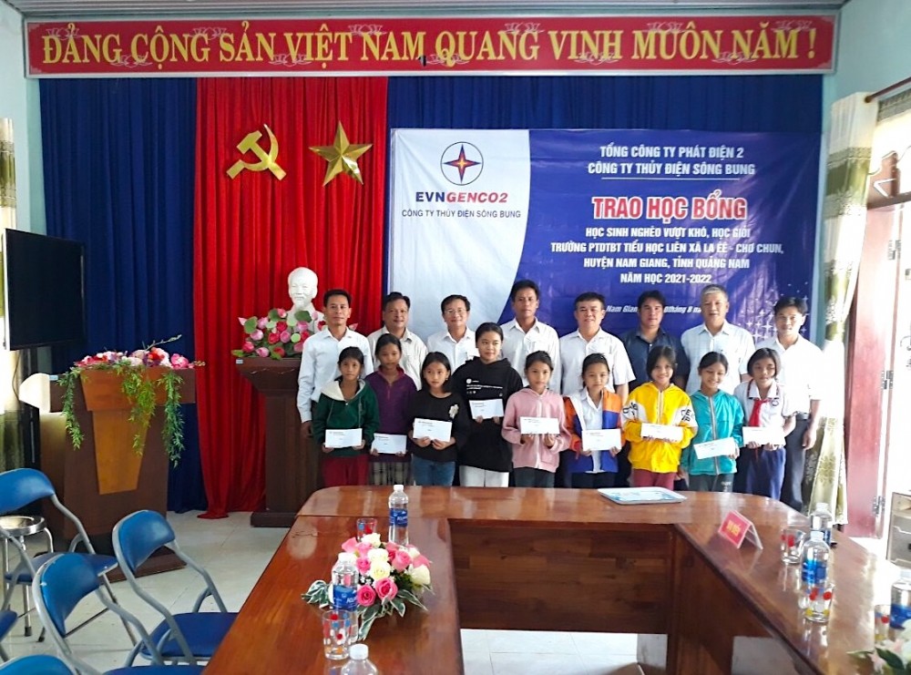 Đoàn công tác trao học bổng và chụp ảnh lưu niệm với các em học sinh Trường Tiểu học liên xã La Êê - Chơ Chun
