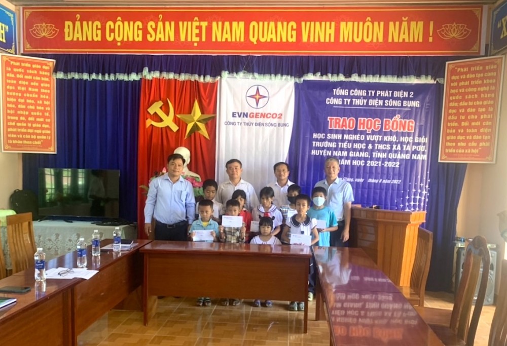 Công ty Thủy điện Sông Bung chia sẻ khó khăn cùng người dân huyện Nam Giang