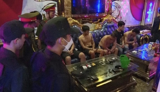 Quảng Bình: Bắt giữ các đối tượng sử dụng ma tuý tại quán karaoke Thiên Đường II