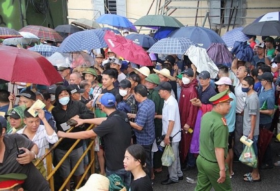 Hàng vạn người đội mưa xem chọi trâu ở Đồ Sơn
