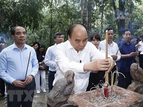Chủ tịch nước Nguyễn Xuân Phúc dâng hương tại Khu di tích Quốc gia đặc biệt Tân Trào