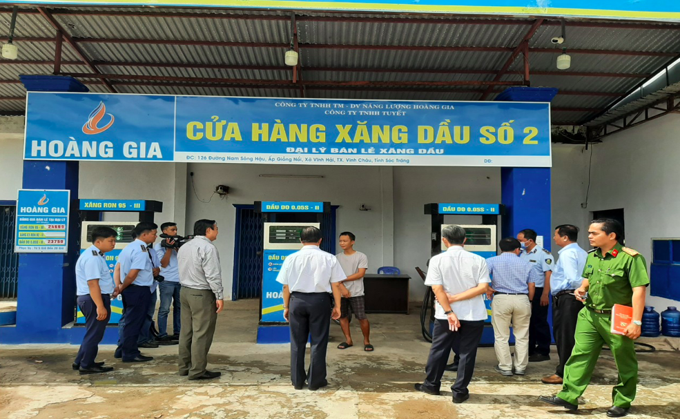 Quản lý thị trường Sóc Trăng giám sát thực tế cơ sở kinh doanh xăng dầu dịp Lễ Quốc khánh 2/9