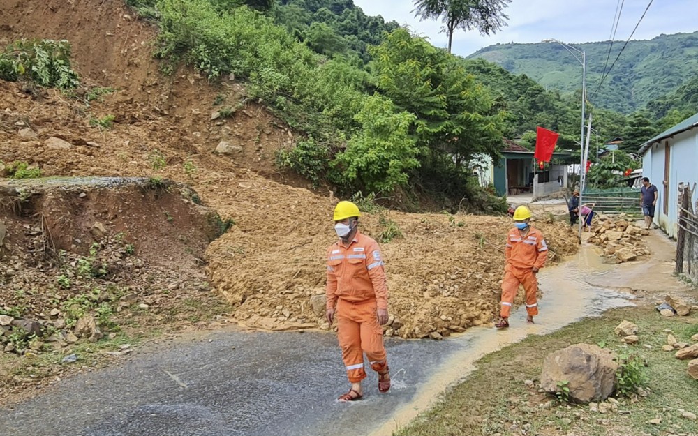 Công nhân Điện lực Kỳ Sơn đi kiểm tra, khắc phục sự cố lưới điện sau mưa lũ.
