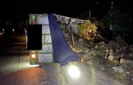 Tỉnh Quảng Trị: Lật xe tải khi đổ đèo, tài xế tử vong