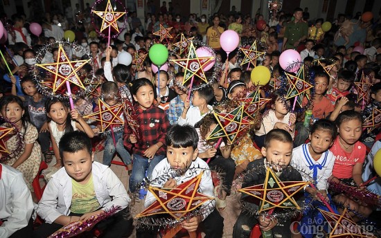 Trung thu sớm đến với hàng trăm trẻ em nghèo miền núi Nghệ An