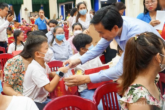 Đà Nẵng: Tặng quà Trung thu cho hàng nghìn em nhỏ có hoàn cảnh khó khăn