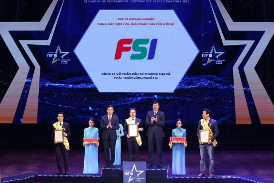 FSI được vinh danh 2 hạng mục Top 10 doanh nghiệp công nghệ thông tin Việt Nam