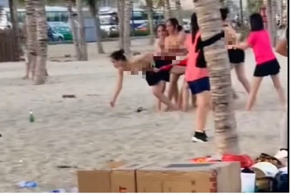 Nhóm khách nữ chơi team building phản cảm được cho là ở bãi biển Hạ Long (Ảnh cắt từ clip)