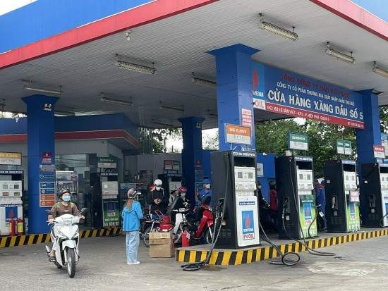 TP. Hồ Chí Minh: Vì sao 2 cửa hàng bán lẻ xăng dầu thiếu hàng?