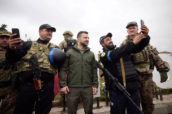 Chiến sự Nga - Ukraine: Thủ tướng Đức hứa sẽ tiếp tục hỗ trợ Kiev, Tổng thống Zelensky bất ngờ đến Izyum
