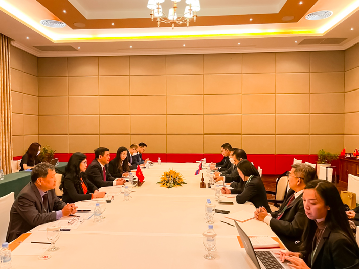Bộ trưởng Nguyễn Hồng Diên hội đàm với Bộ trưởng Bộ Công Thương Lào bên lề Hội nghị Bộ trưởng kinh tế ASEAN lần thứ 54