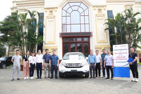 Honda Việt Nam trao tặng xe ô tô và thiết bị kỹ thuật cho các trường Cao đẳng, Đại học
