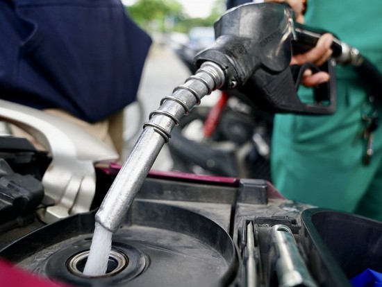 Tăng mức chi phí vận chuyển và phụ phí trong giá cơ sở xăng dầu vào kỳ điều hành 11/10 tới