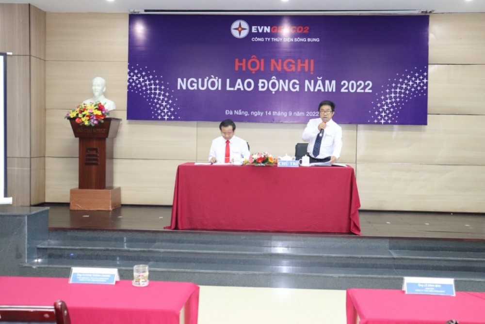 Chủ trì Hội nghị ông Lê Đình Bản - Giám đốc Công ty (người bên phải), ông Vương Thành Chung - Phó Giám đốc Công ty, Chủ tịch Công đoàn Công ty.