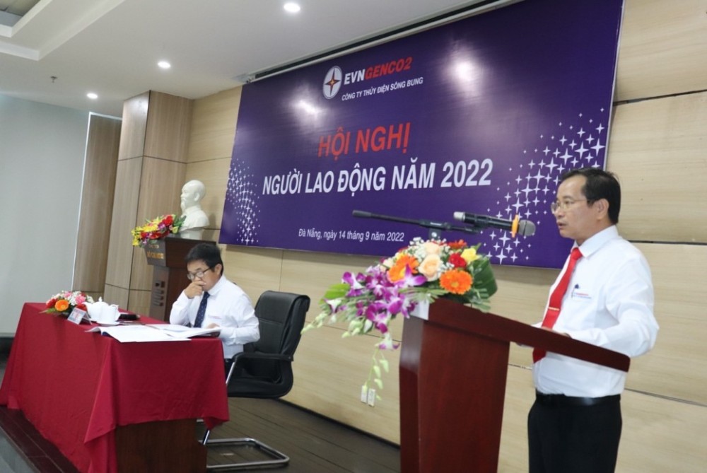 Ông Vương Thành Chung – Phó Giám đốc, Chủ tịch Công đoàn Công ty trình bày báo cáo tại Hội nghị