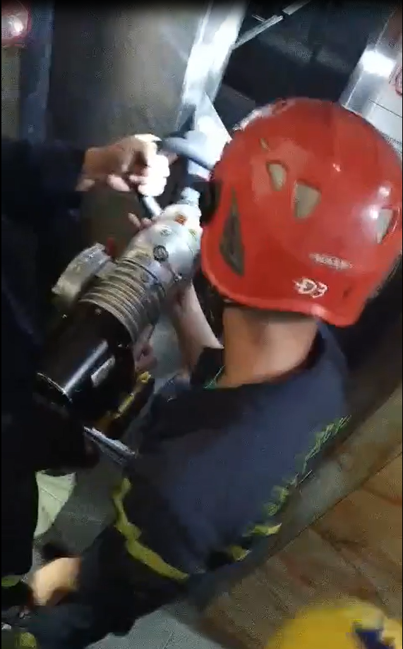 Đà Nẵng: Giải cứu 2 người bị mắc kẹt thang máy lúc nửa đêm