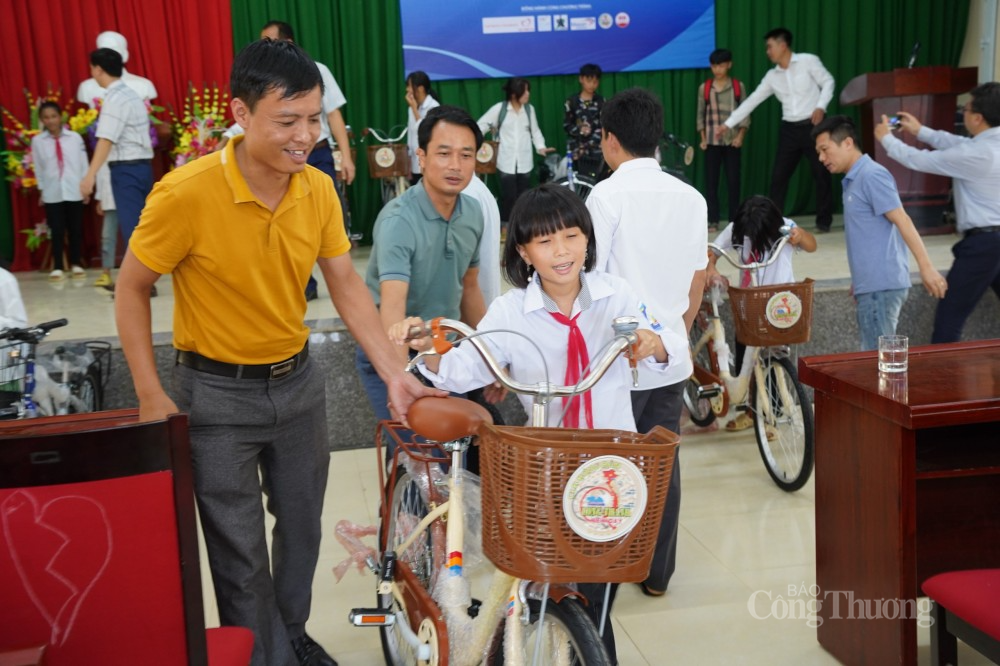 Báo Công Thương góp phần nâng bước học trò vùng sâu tỉnh Thanh Hoá