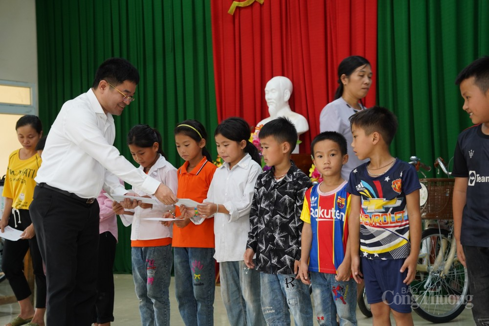 Những chiếc xe đạp "chở niềm vui" đến với học trò vùng sâu tỉnh Thanh Hoá