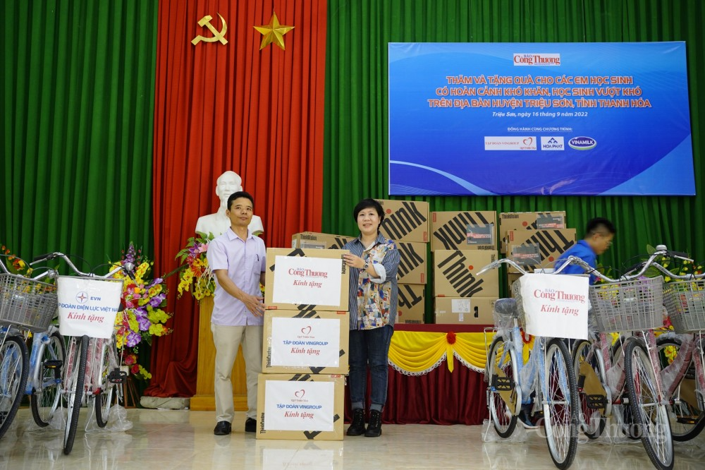 Những chiếc xe đạp "chở niềm vui" đến với học trò vùng sâu tỉnh Thanh Hoá