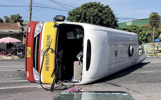 Hà Tĩnh: Xe đầu kéo và chạm xe buýt, 12 người bị thương