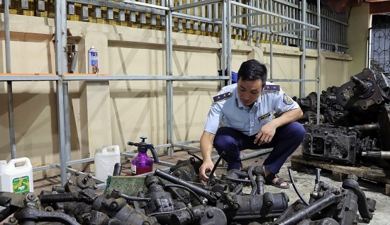 Phát hiện 10 tấn phụ tùng ô tô đã qua sử dụng tại tỉnh Hưng Yên