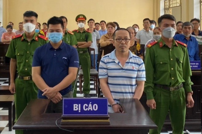 Hai bị cáo Hoàng Văn Ngọc và Huỳnh Tấn Vỹ tại phiên tòa sơ thẩm. (Ảnh: Đ.C)