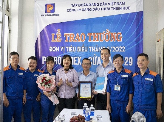Petrolimex Thừa Thiên Huế khen thưởng cửa hàng xăng dầu dẫn đầu thi đua tháng 8/2022