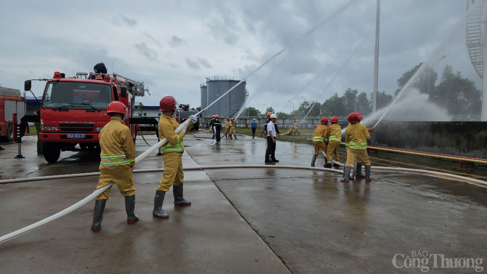 Diễn tập xử lý tình huống cháy nổ kho nhiên liệu hàng không Việt Nam tại Phú Quốc