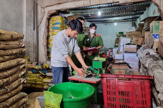 Lâm Đồng: Xử phạt đối tượng dán nhãn “made in USA” cho phân bón Trung Quốc
