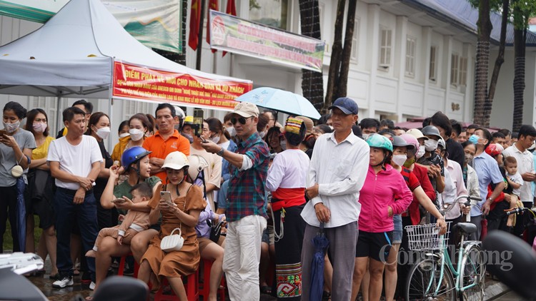 Lễ vinh danh Nghệ thuật Xòe Thái tại Yên Bái: Người dân chen chúc nhận vé tham dự