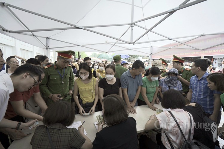 Lễ vinh danh Nghệ thuật Xòe Thái tại Yên Bái: Người dân chen chúc nhận vé tham dự