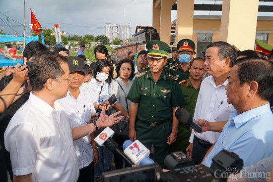 Phó Trưởng ban Thường trực Ban Chỉ đạo Quốc gia về phòng chống thiên tai Lê Minh Hoan kiểm tra tình hình phòng chống bão số 4 tại Đà Nẵng