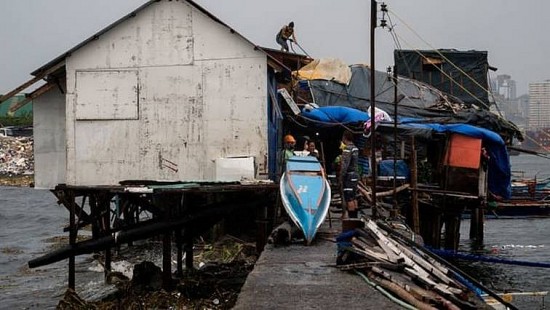 Bão Noru đổ bộ vào Philippines, đóng cửa trường học và cắt điện