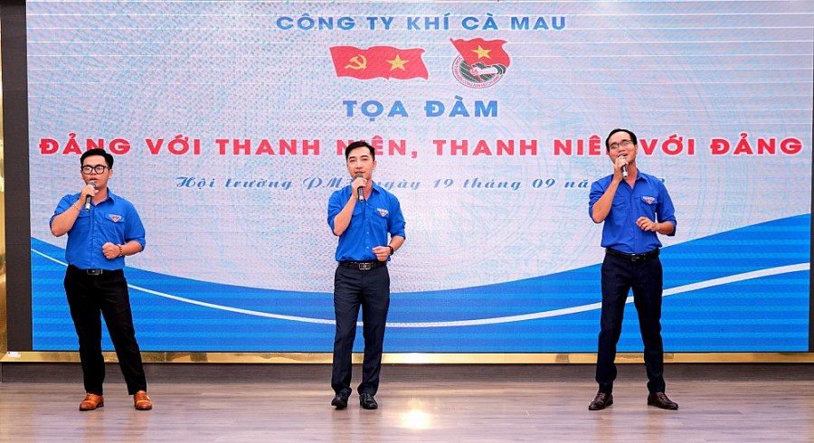 Đoàn viên KCM hát ca ngợi Đảng và cuộc sống lao động