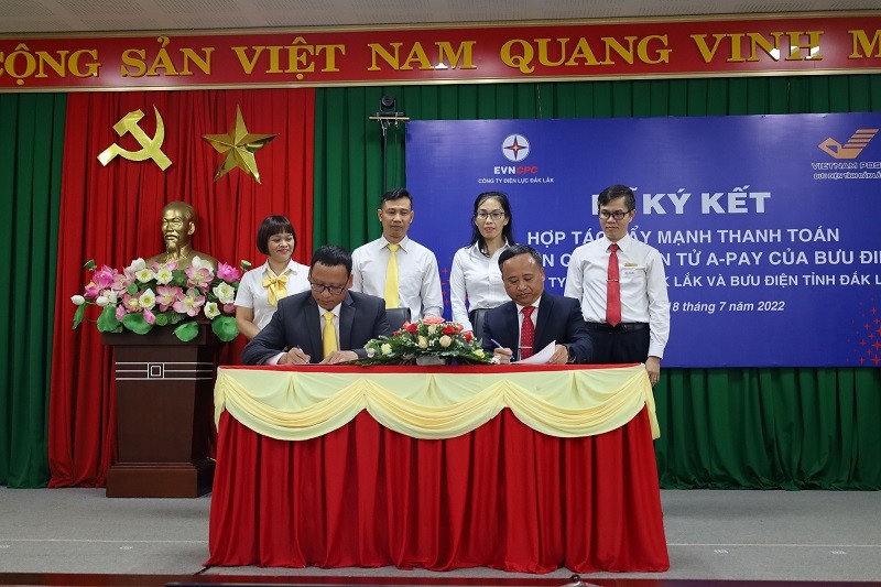 PC Đắk Lắk và Bưu điện tỉnh Đắk Lắk ký kết hợp tác đẩy mạnh thanh toán tiền điện qua Ví điện tử A-Pay