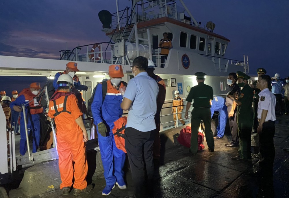 Thừa Thiên Huế: Cứu hộ thành công 14 thuyền viên trước khi cơn bão Noru đổ bộ