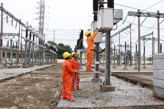 Tổng công ty Điện lực miền Trung khôi phục cấp điện cho hơn 80% khách hàng bị mất điện do thiên tai