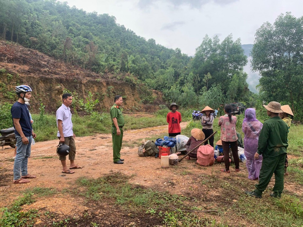 Đà Nẵng: Hỗ trợ đồng bào dân tộc Hrê ra khỏi rừng tránh trú bão số 4