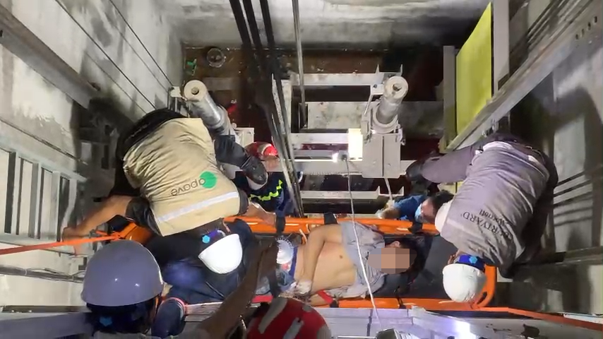 Đà Nẵng: Cứu nam công nhân bị nạn dưới hầm sâu gần 7m
