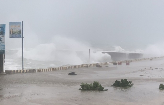Bão Noru gây mưa lớn và gió giật cấp 11 tại  Đảo Lý Sơn