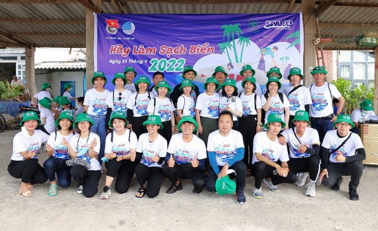C.P. Việt Nam thu gom rác thải biển bảo vệ môi trường bền vững