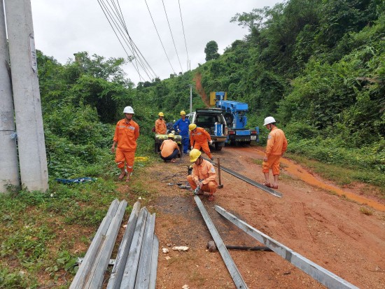 PC Kon Tum nỗ lực cấp điện cho người dân sau bão số 4