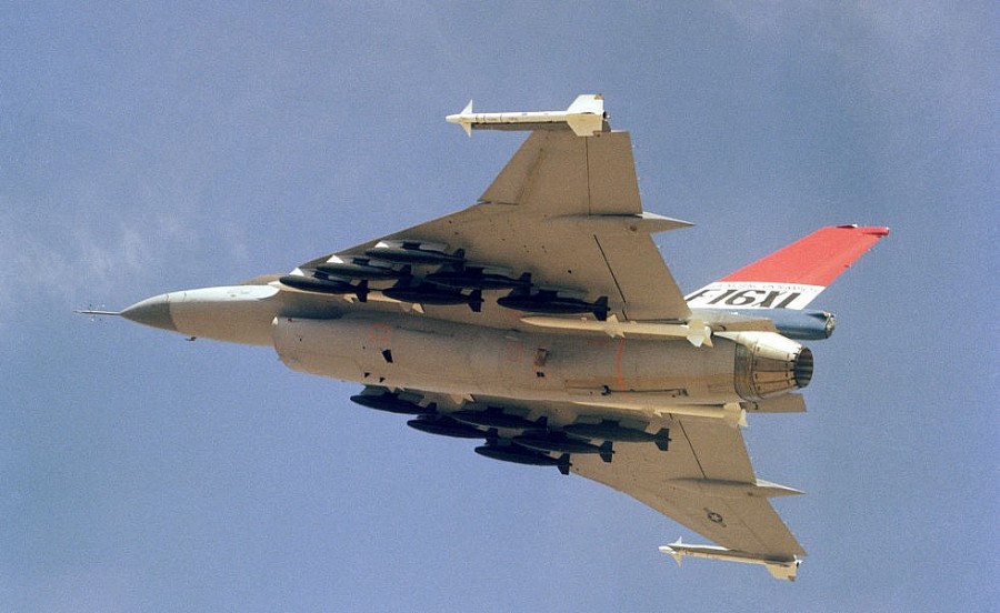 General Dynamics F-16XL, 1982