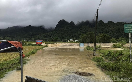 Mưa lớn kéo dài, nhiều nơi ở Nghệ An bị ngập sâu, huyện miền núi bị chia cắt