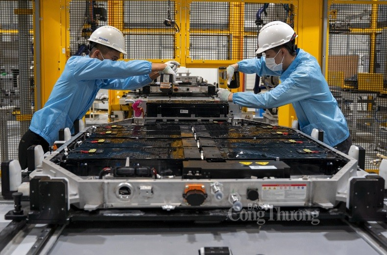 Làm việc tại Nhà máy VinFast, người lao động có cơ hội được tiếp cận và làm chủ các công nghệ sản xuất ô tô điện của tương lai