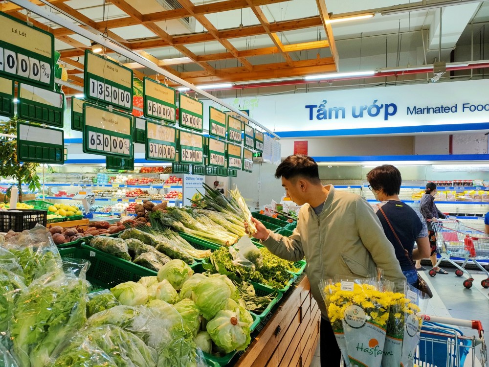 Các siêu thị miền Trung giảm giá hàng thiết yếu sau bão