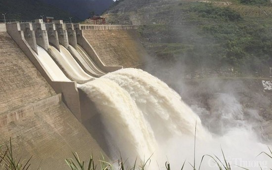 Nước về hồ dâng cao, nhiều Thủy điện Nghệ An tăng lưu lượng xả