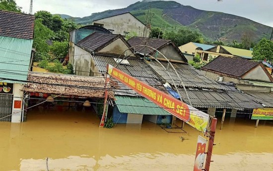 Nước lũ dâng chạm mái nhà, Nghệ An nhiều nơi bị chia cắt